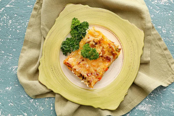 Plaat Met Lekkere Plantaardige Lasagne Achtergrond Van Kleur — Stockfoto
