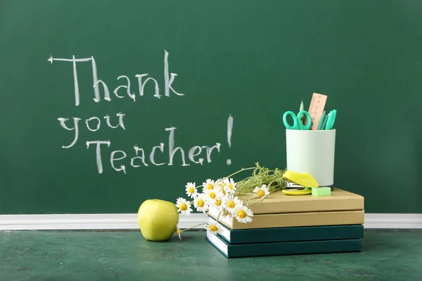 Kirjat Kukkia Omena Paperitavarat Teksti Kiitos Teacher Väri Tausta — kuvapankkivalokuva