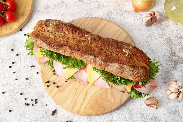 Дошка Смачним Бутербродом Чіабата Світлому Фоні — стокове фото