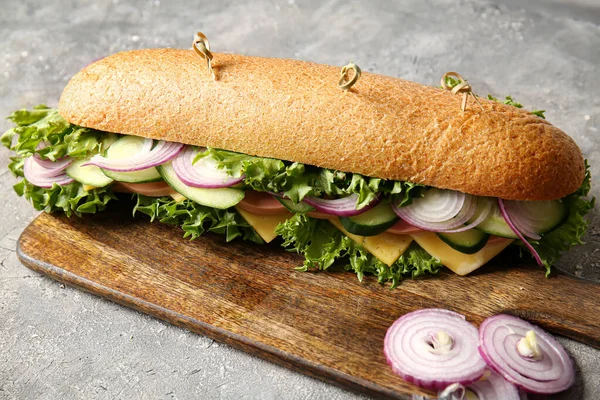 Bord Met Lekkere Sandwich Grunge Achtergrond — Stockfoto