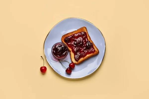 Schüssel Und Toast Mit Kirschmarmelade Auf Farbigem Hintergrund — Stockfoto