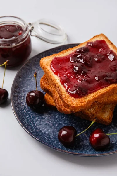 Tarro Tostadas Con Mermelada Cereza Sobre Fondo Claro — Foto de Stock