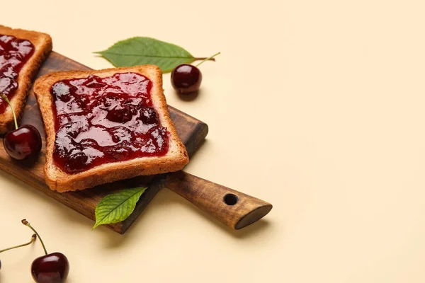 Tostadas Con Sabrosa Mermelada Cereza Sobre Fondo Color — Foto de Stock