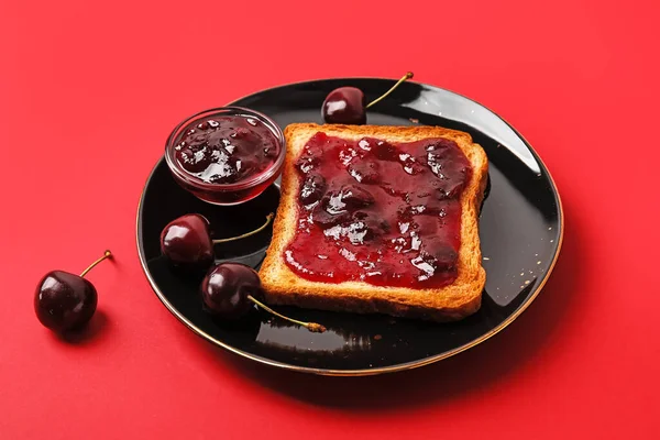 Tazón Tostadas Con Mermelada Cereza Sobre Fondo Color — Foto de Stock