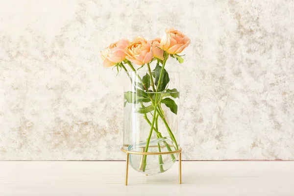 Florero Con Hermosas Rosas Peonias Sobre Fondo Claro — Foto de Stock