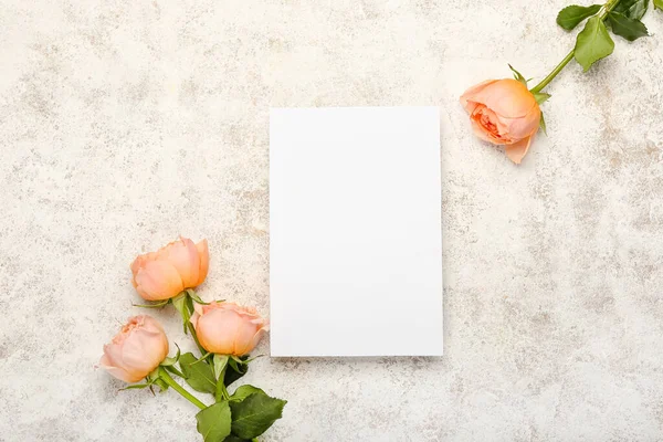 浅色背景的白纸和美丽的牡丹玫瑰 — 图库照片
