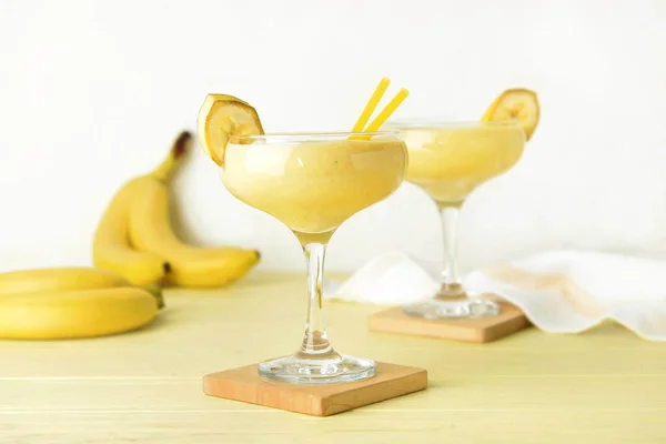 Vasos Sabrosa Banana Daiquiri Cóctel Frutas Sobre Fondo Claro — Foto de Stock