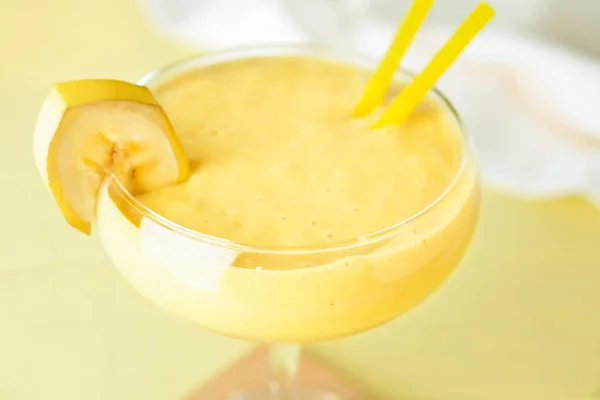 Glas Smakelijke Banaan Daiquiri Cocktail Kleur Achtergrond Close — Stockfoto