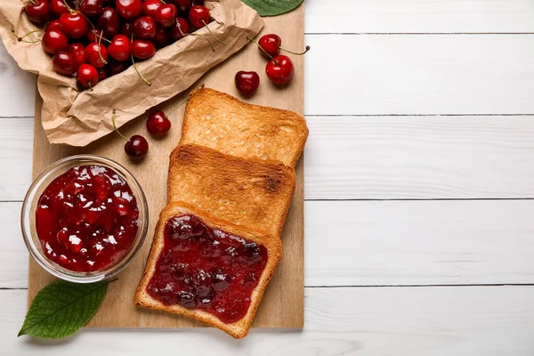 Plateau Avec Toasts Confiture Cerises Sucrée Sur Fond Bois Clair — Photo