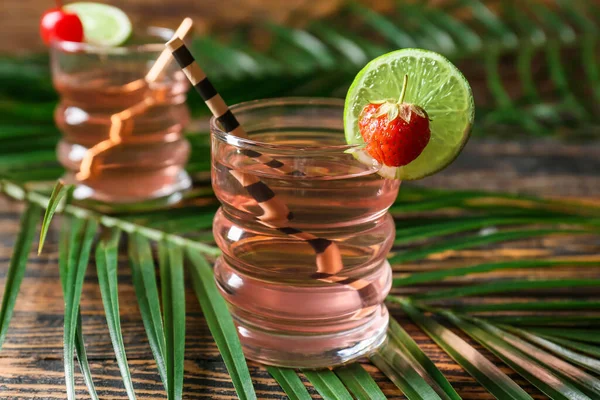 Bicchieri Gustoso Cocktail Cosmopolita Foglie Palma Sfondo Legno — Foto Stock