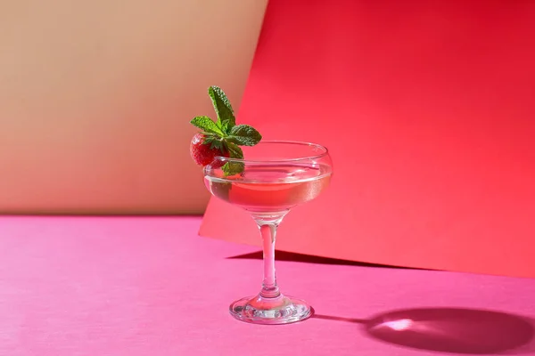 Glas Smakelijke Kosmopolitische Cocktail Kleur Achtergrond — Stockfoto