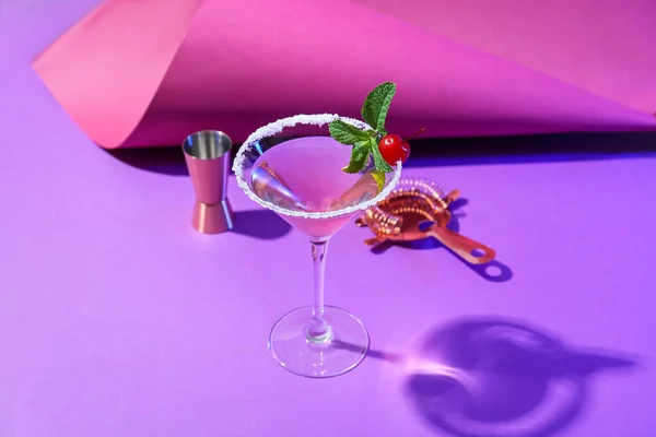 Glas Smakelijke Kosmopolitische Cocktail Shaker Zeef Kleur Achtergrond — Stockfoto