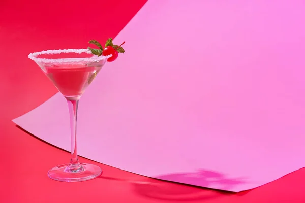 Glas Smakelijke Kosmopolitische Cocktail Kleur Achtergrond — Stockfoto