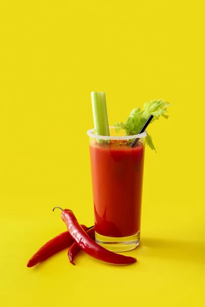 Glas Blutiger Mary Cocktail Und Rote Chilischoten Auf Farbigem Hintergrund — Stockfoto