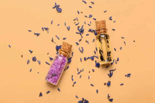 Botellas Aceite Esencial Lavanda Flores Sobre Fondo Color — Foto de Stock