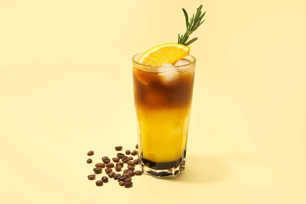 Szklanka Smacznej Kawy Sokiem Pomarańczowym Tle Koloru — Zdjęcie stockowe