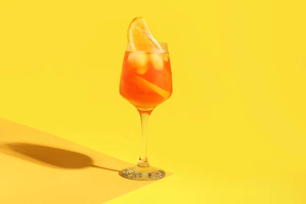 Sklenice Aperol Spritz Koktejl Barevném Pozadí — Stock fotografie