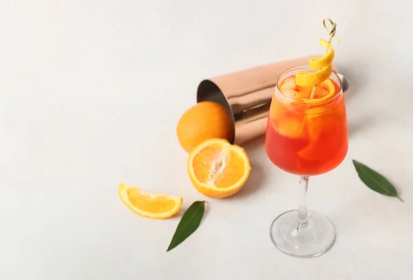 Glas Aperol Spritz Cocktail Auf Hellem Hintergrund — Stockfoto