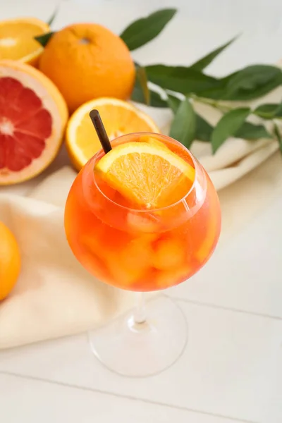 Bicchiere Aperol Spritz Cocktail Sfondo Legno Chiaro — Foto Stock