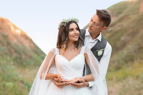 Casal Feliz Campo — Fotografia de Stock