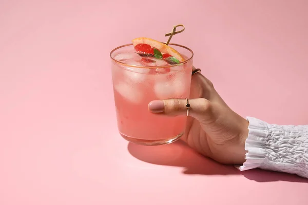 Mujer Sosteniendo Vaso Sabrosa Margarita Pomelo Sobre Fondo Color Primer — Foto de Stock