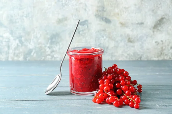 Vaso Gustosa Marmellata Ribes Rosso Cucchiaio Sul Tavolo — Foto Stock