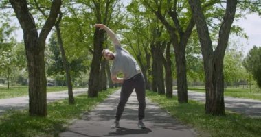 Sportif genç adam parkta eğitim