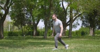 Sportif genç adam parkta eğitim