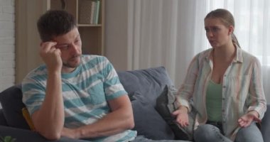 Evde tartışan bir çift. İlişki sorunları