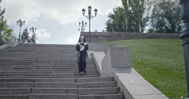 Jeune Religieuse Avec Bible Marchant Extérieur — Video