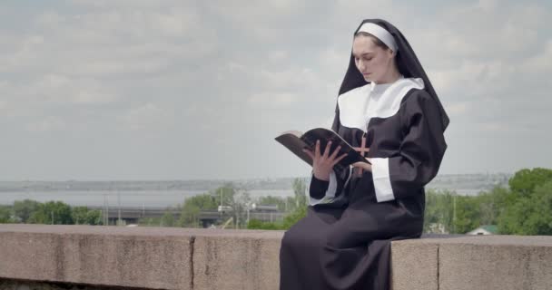 Junge Nonne Liest Bibel Freien — Stockvideo