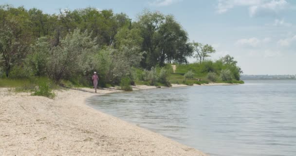 Giovane Donna Sportiva Che Corre Vicino Fiume — Video Stock