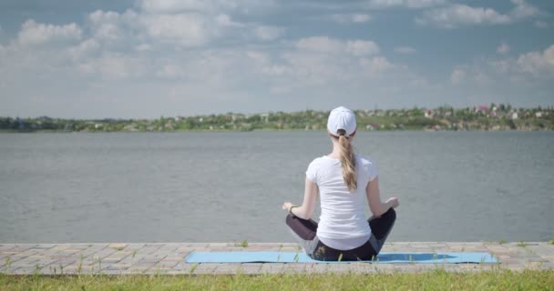 Bella Giovane Donna Che Pratica Yoga Vicino Fiume — Video Stock