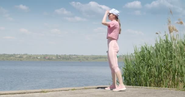 Jeune Femme Sportive Boire Eau Après Entraînement Près Rivière — Video