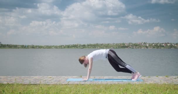 Sportovní Mladá Žena Školení Nedaleko Řeky — Stock video