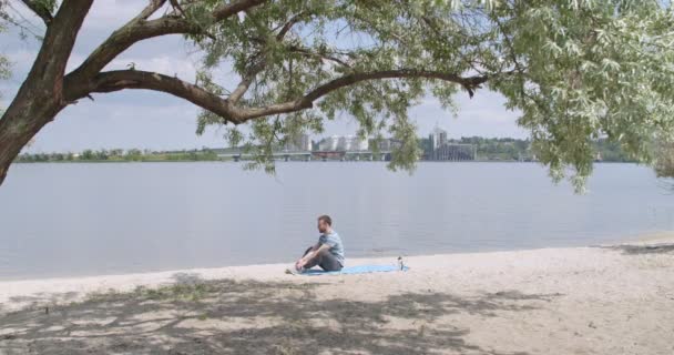 Nehir Kenarında Mekik Çeken Genç Bir Adam — Stok video