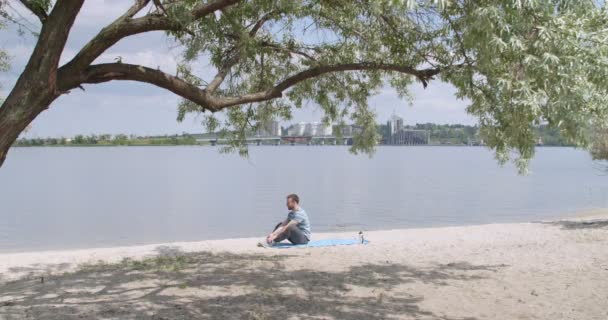 Jeune Homme Sportif Faisant Des Sit Ups Près Rivière — Video