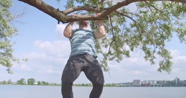 Jovem Desportivo Treinando Perto Rio — Vídeo de Stock