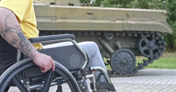 Jovem Cadeira Rodas Perto Tanque Livre — Vídeo de Stock