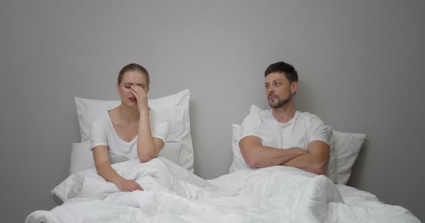 Hombre Tratando Hacer Las Paces Con Esposa Después Pelearse Dormitorio — Vídeos de Stock