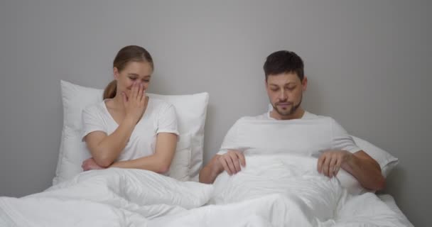 Sekste Iktidarsızlık Sorunu Olan Üzgün Bir Adam Hoşnutsuz Karısı Yatakta — Stok video