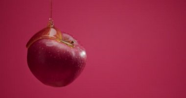 Olgun elmanın üzerine tatlı bal dökerek renk arka planına karşı