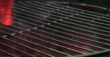 Izgaraya çiğ et koymak, yakın plan.