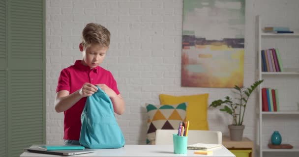 Kleiner Junge Holt Schulsachen Aus Dem Rucksack — Stockvideo