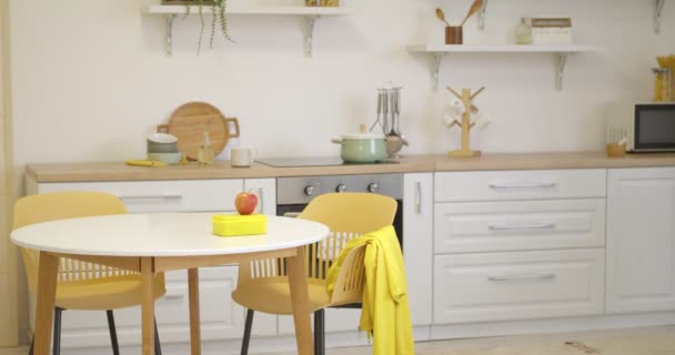 Liten Pojke Tar Lunch Från Bordet Och Går Till Skolan — Stockvideo