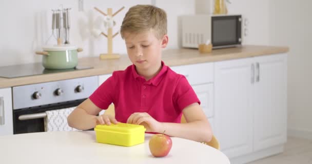 不高兴的小男孩在家里吃午饭 — 图库视频影像