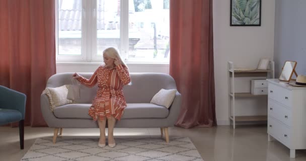 Starší Žena Přijde Domů Sundá Boty Odpočívá Gauči — Stock video