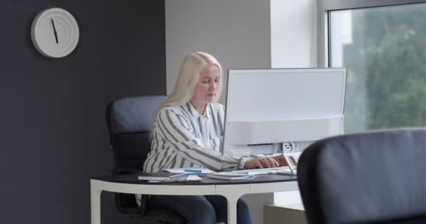 Madura Mujer Negocios Trabajando Oficina — Vídeos de Stock