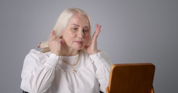 Reife Frau Kämmt Haare Auf Grauem Hintergrund — Stockvideo