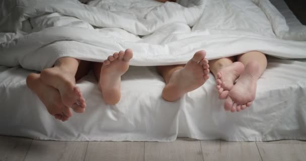 Fötter Ung Man Och Två Kvinnor Liggande Sängen Filt Polyamory — Stockvideo